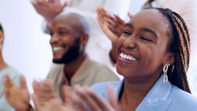 企业、员工和黑人女性为内容营销的庆祝、成就和头脑风暴鼓掌。团队，为创业公司鼓掌和研讨会，广告成功或团