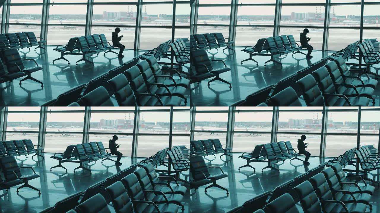 空荡荡的机场大厅，一个有标记的座位上有一个男孩