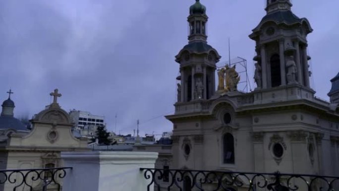 位于阿根廷布宜诺斯艾利斯市中心的阿西西教堂和修道院方济各 (西班牙语: Basilica y Con