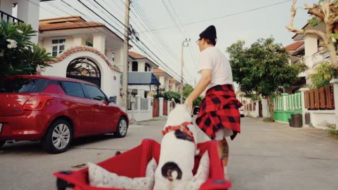 带着法国斗牛犬的快乐男人。