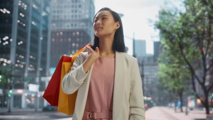 美丽的日本女性在街上穿着时髦的休闲服的肖像。成功的女性在大城市的城市环境中过着城市生活的生活方式，将