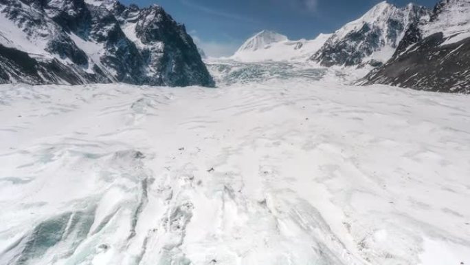 冰川的前端是巨大的冰壁
