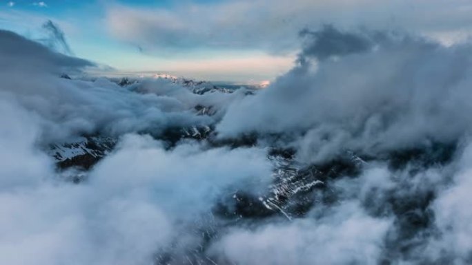 云朵在山上滚滚四姑娘山雪山森林峡谷山谷