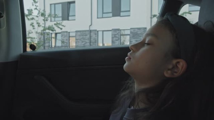 9岁女孩睡在车里旅行、窗口、阳光、