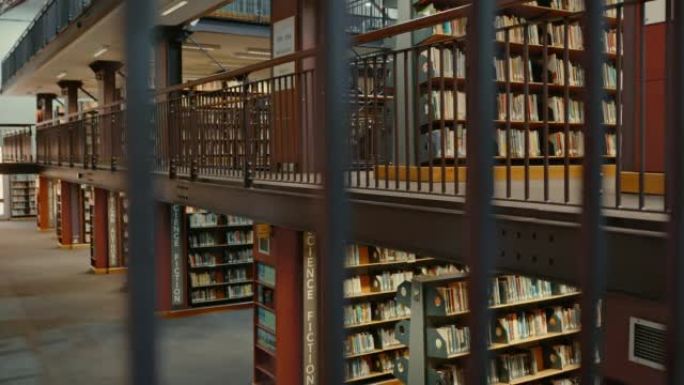 图书馆里一排排整齐的架子。安静的空荡荡的图书馆里有各种各样的书。
