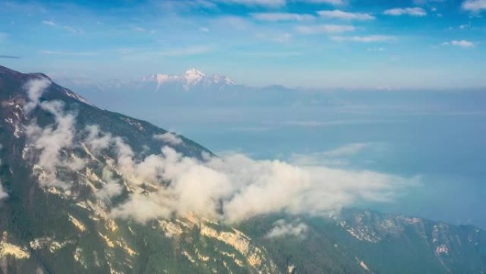 薄雾笼罩着天空，山峰看上去柔和而梦幻