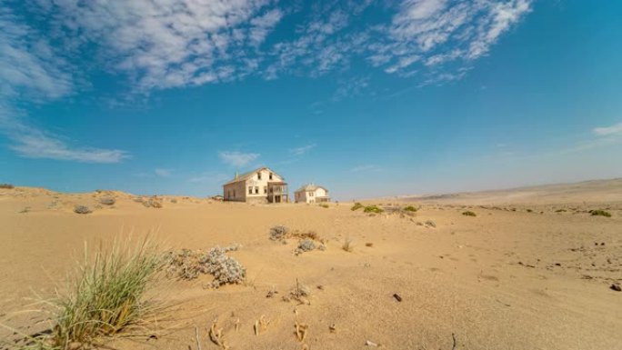 非洲纳米比亚阳光明媚的沙漠中废弃建筑物上的WS时间流逝云层