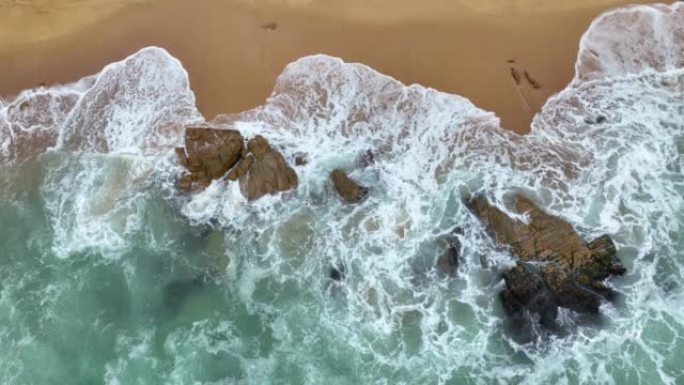 海浪飞溅在岩石上的鸟瞰图