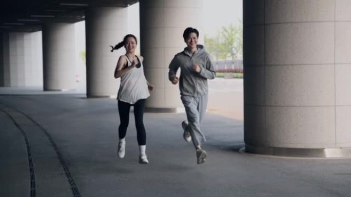 年轻夫妇一起慢跑夫妇外国慢跑运动健身奋斗