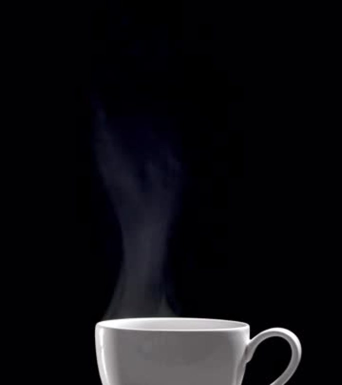 黑色背景上热咖啡杯的垂直拍摄，慢动作