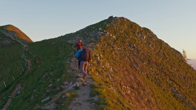 SLO MO三个徒步旅行者在山脊上行走