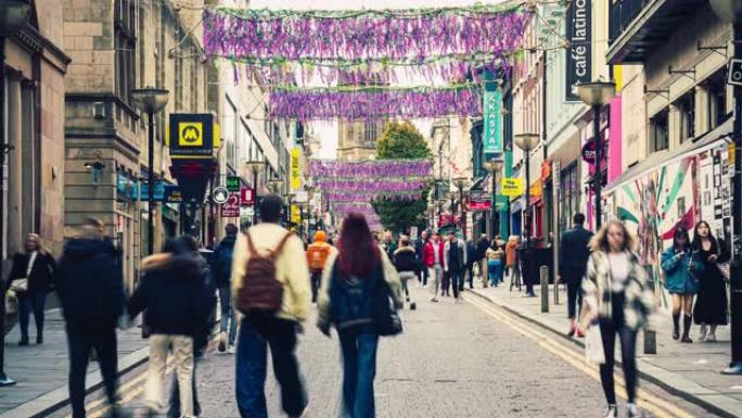人群通勤者和游客在英格兰利物浦中世纪小镇戴尔街地区的历史悠久的县城散步和旅行的时间流逝