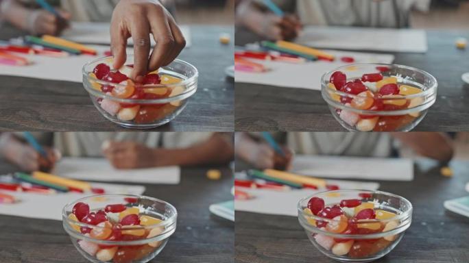 儿童绘画和吃糖果宣传片实拍视频素材