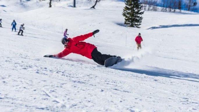 滑雪者在滑雪场上转弯，留下了一团粉雪