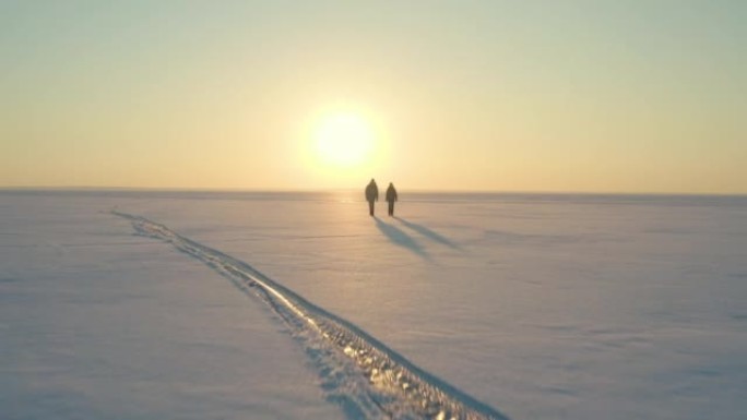 男人和女人在冰冷的雪域中跋涉