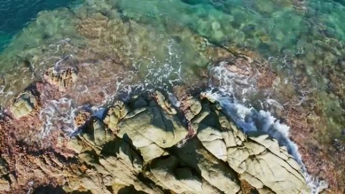 布拉瓦海岸的海浪和岩石海岸线