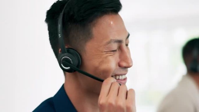 呼叫中心，微笑和亚洲男子咨询在虚拟通信，支持和服务与电话营销销售成功。商务聊天中的快乐电信、技术顾问