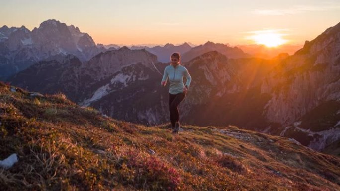 身体意识强的女运动员在日落时在山区自然户外跑步