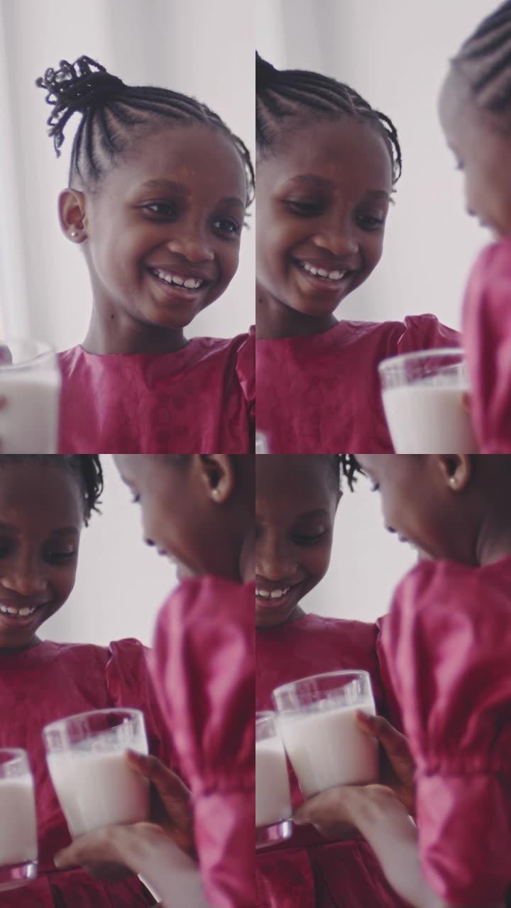 双胞胎女孩喜欢喝牛奶