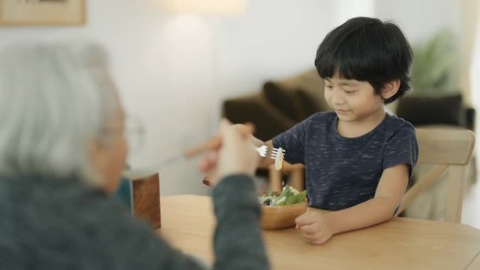 男孩和祖母喜欢吃饭。