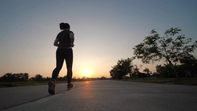 黄昏时分跑步的女性运动的慢动作