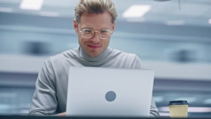 360度办公室:英俊的商人坐在桌前使用笔记本电脑。数字企业家，从事大数据数字电子商务项目统计。跟踪拍
