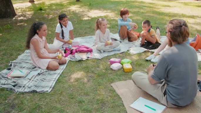老师和学童在公园里聊天和放松