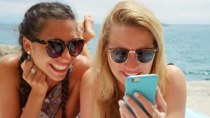 两个女人智能手机自拍暑假放松