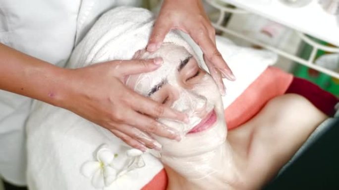 美容师在女客户脸上刷口罩