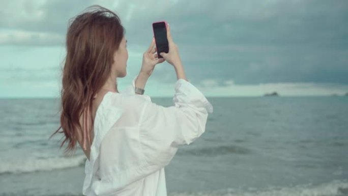快乐的亚洲海滩女人自拍，社交媒体与海滩