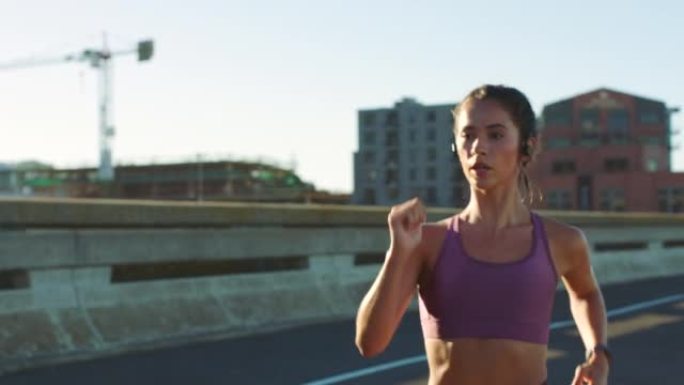 健康、健身和能量，女性在城市高速公路上跑步、训练和锻炼。严肃的女性练习速度和表现，在城市进行激烈的有