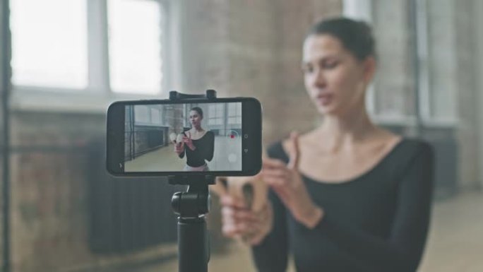 女芭蕾舞老师在智能手机上录制视频