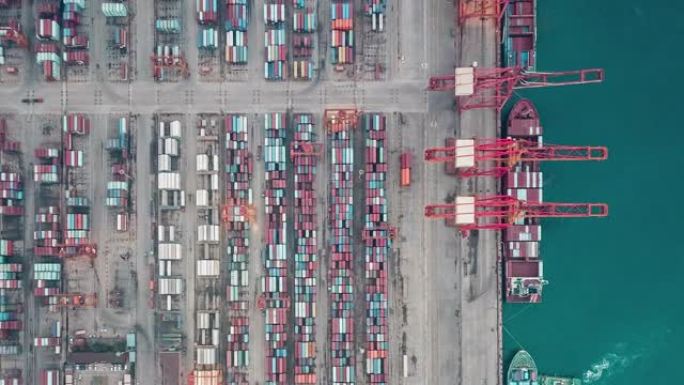 带集装箱船的繁忙工业港口的T/L PAN俯视图