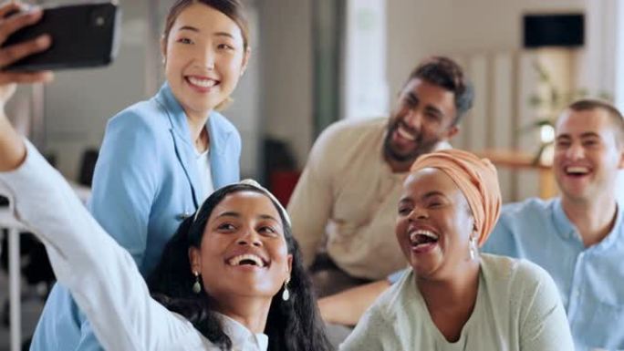 创意营销初创公司启动后，微笑、多样性和业务团队在现代办公室自拍。团队合作，协作和支持，快乐的男人和女