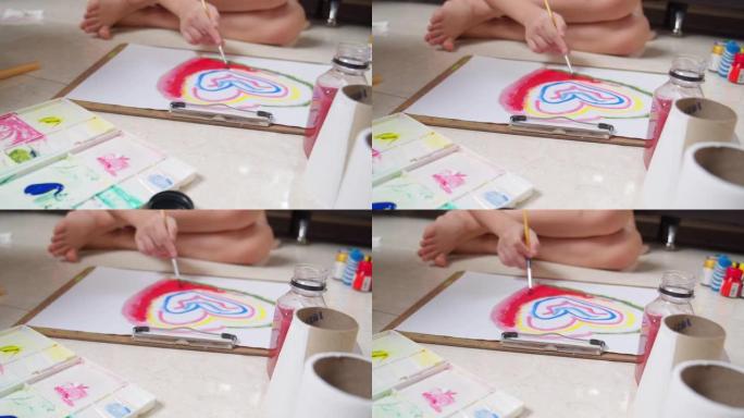 两个兄弟姐妹的亚洲女孩在家里的客厅里绘画和绘画她的艺术和手工艺。他们喜欢用水彩和画笔在白纸上创作艺术