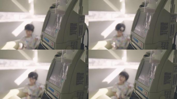生病的孩子坐在医院的床上滴注生理盐水