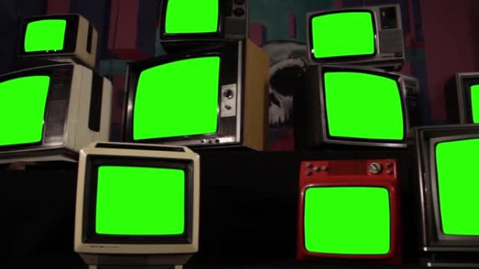 绿色屏幕堆叠的复古电视。放大。