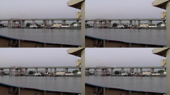 从黎明时离开港口的拖船上看到，阿根廷布宜诺斯艾利斯的拉博卡区和南部公路的旧运输桥。