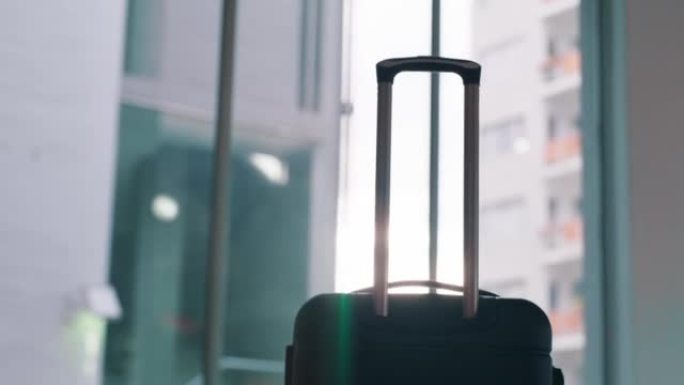 在机场到达或离开海外目的地的空候机楼的行李、旅行用品和手提箱。入境、旅行或飞行时，行李放在候机室候机