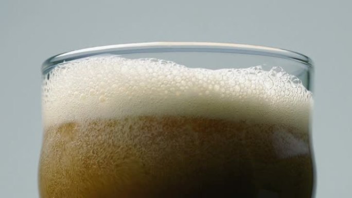 啤酒倒入玻璃特写展示玻璃杯杯子