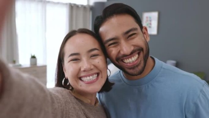 情侣自拍，客厅房子和度假年轻爱情在一起。亚洲女性和拉丁裔男性，创建社交媒体视频内容，并在幸福家园周围