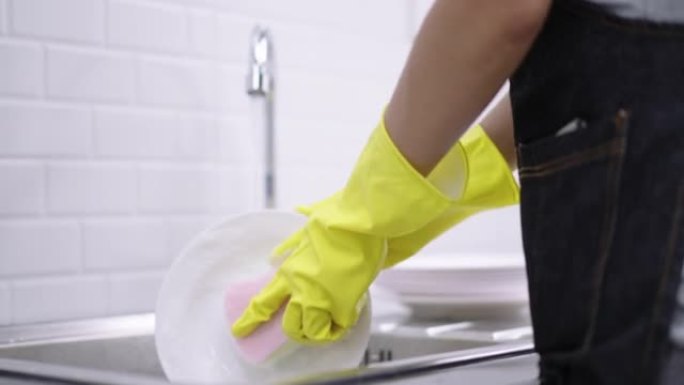 女人在厨房洗碗打工人刷子冲洗洗涤剂泡沫