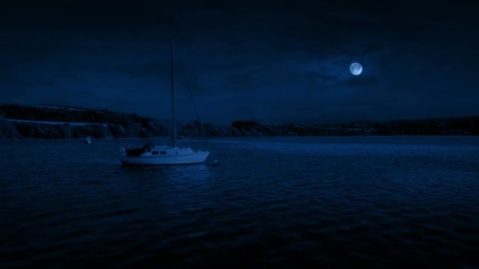 月光下飞过游艇深夜蓝色海洋穿越海港