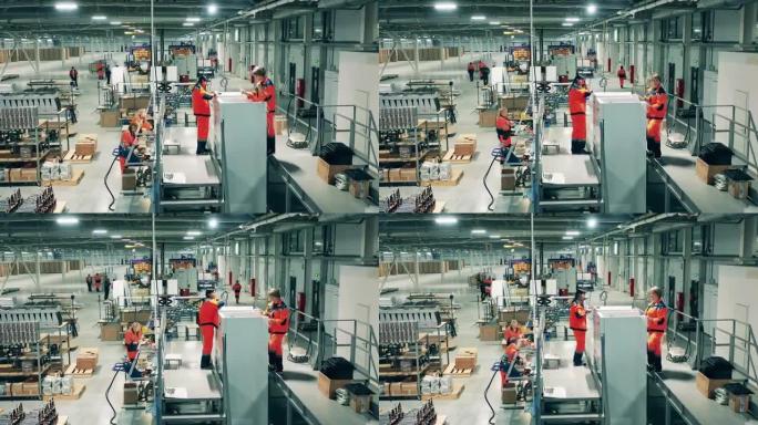 组装冰箱的工厂技术人员的快速动作