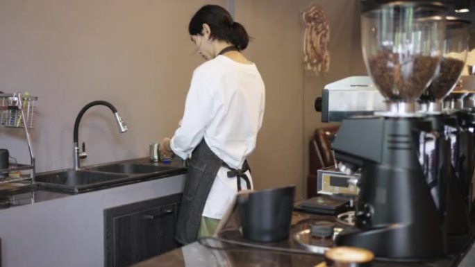 在咖啡厅使用咖啡机械的男士咖啡师