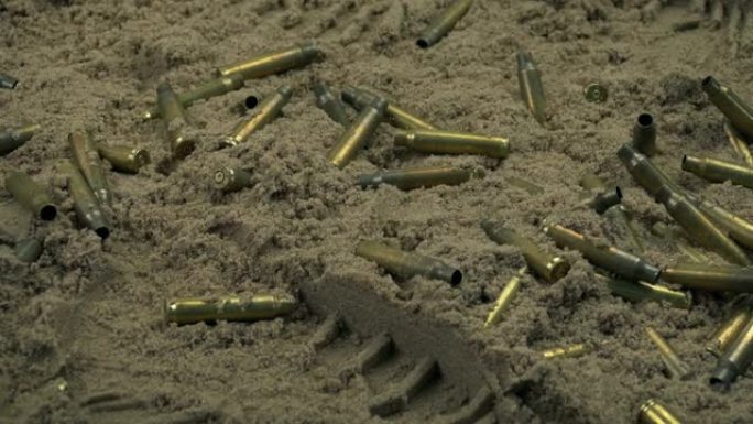 沙子里的子弹和靴子印