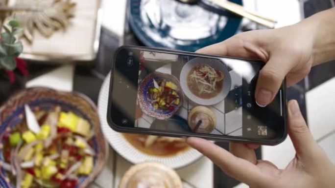 手持智能手机拍摄thaifood的照片