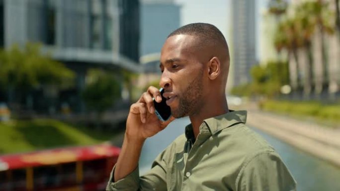 黑人，在城市里打电话和交谈，以获取商业想法，提议或交流。非裔美国男性销售顾问在迈阿密谈论5g连接或智