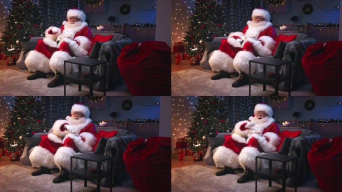 圣诞老人坐在装饰精美的客厅里过圣诞节，坐在灰色的沙发上看电视，吃着爆米花。圣诞老人笑得像个孩子，他在