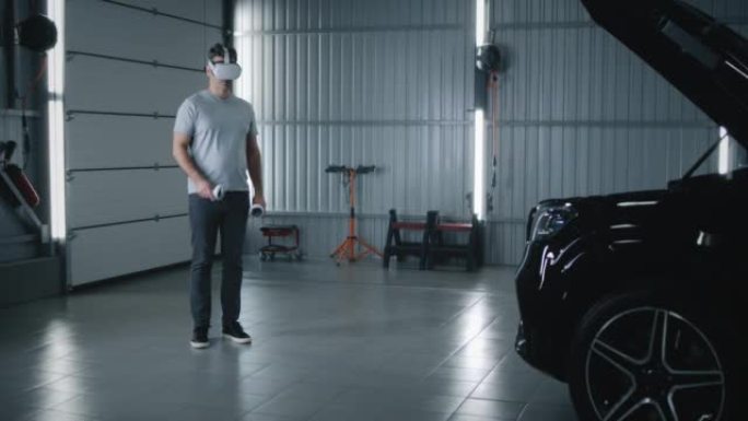 机械师在VR耳机中检查汽车